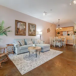 Southern Charmer-historic District Downtown-front Porch-walk Score 90!!-private Parking-1 Minute To Forsyth Park Holiday home Savannah